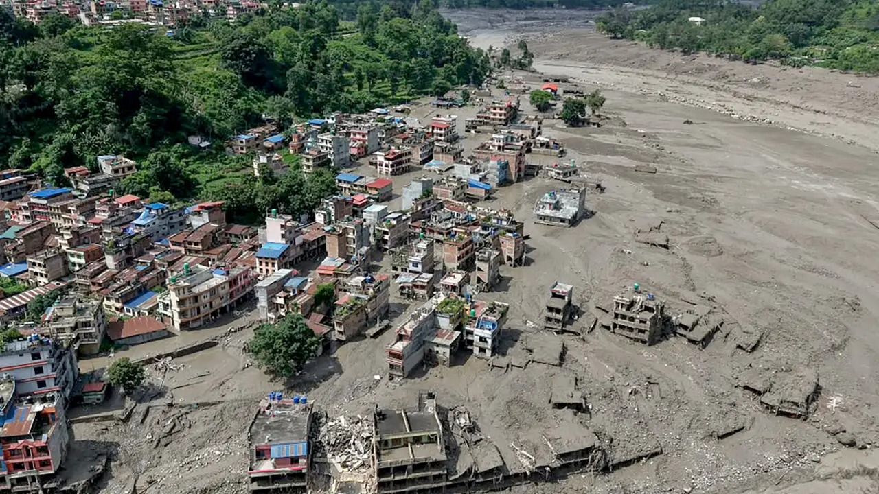 Panorama aéreo da devastação por deslizamento no Nepal