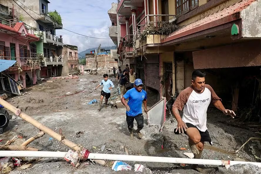 Moradores e resgatistas em área de risco no Nepal
